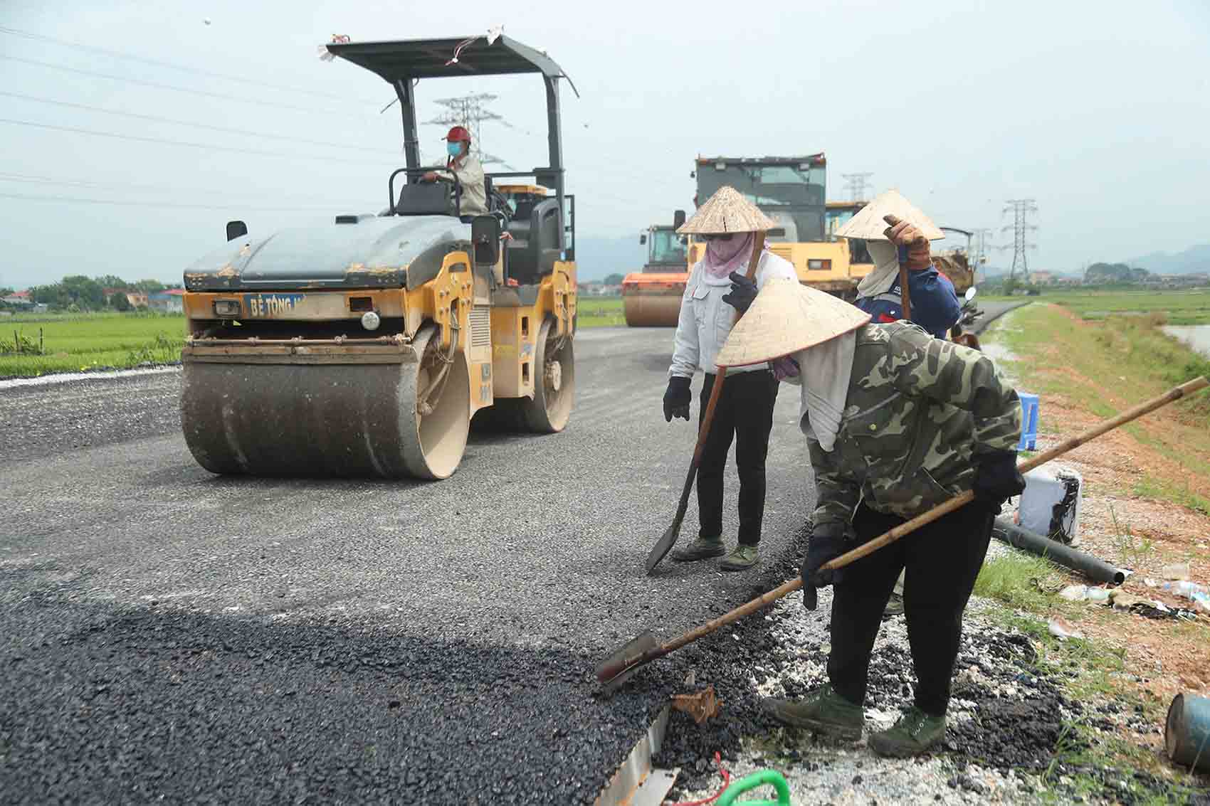 Máy móc hoạt động nhộn nhịp trên công trường.