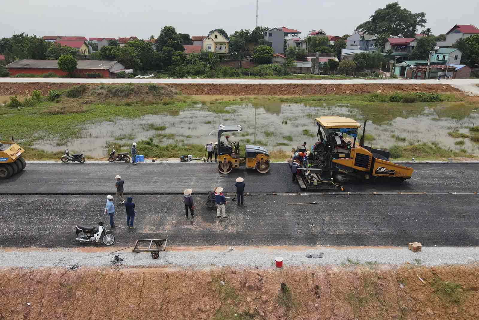 Mỗi tổ thảm nhựa đường sẽ có 20 công nhân và kỹ sư thực hiện.