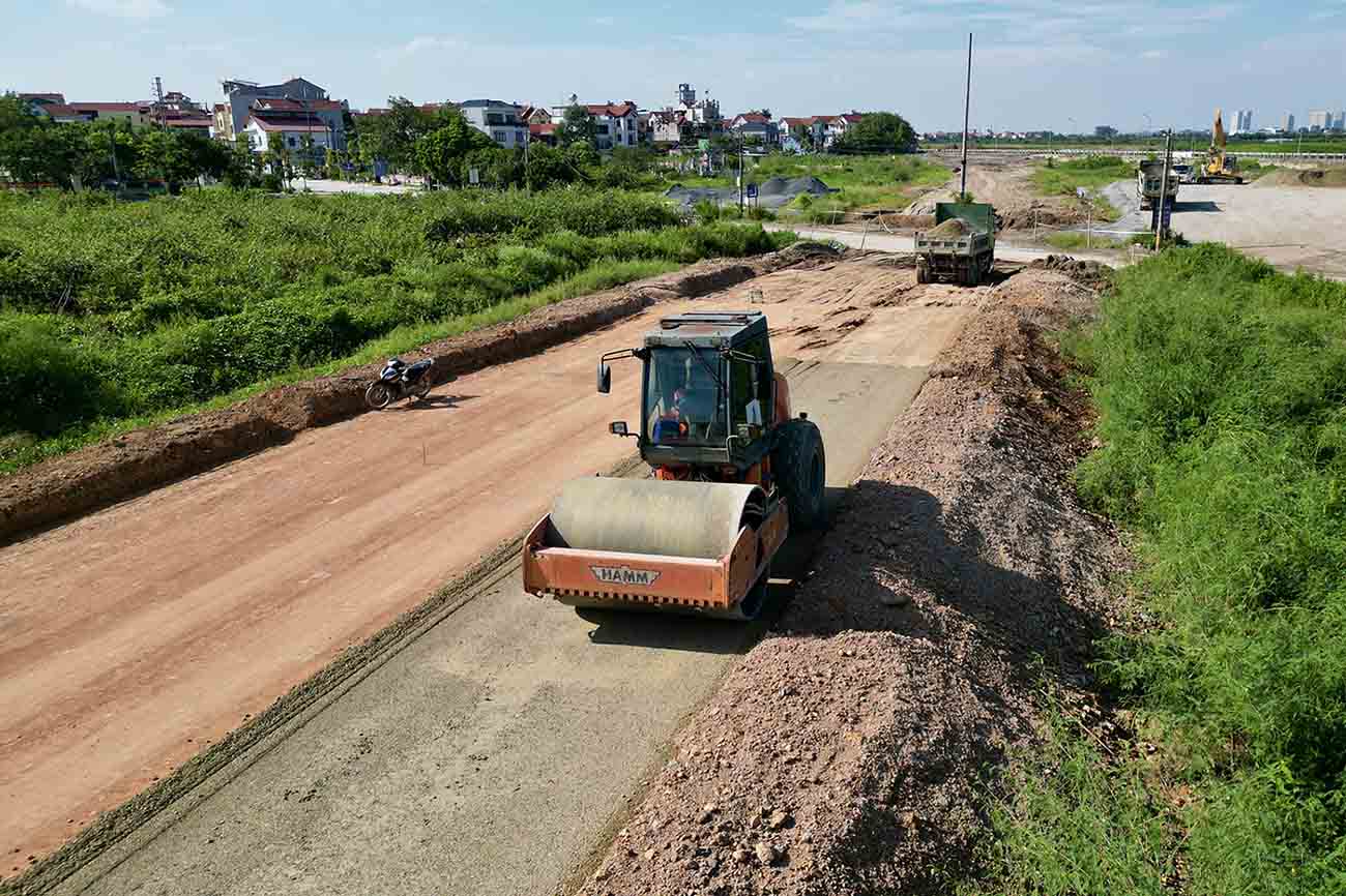 Trên công trường có khoảng 200 đầu máy móc, 300 công nhân đang làm việc với tổng số 20 mũi thi công. Ảnh: Hữu Chánh