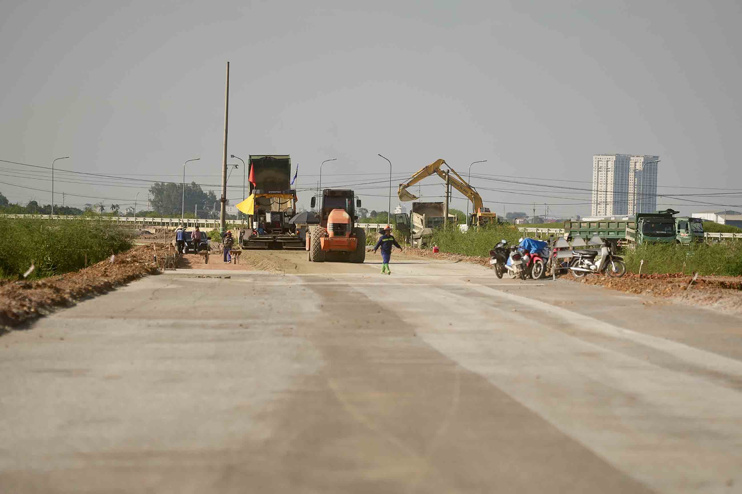 Phạm vi gói thầu số 9 dài 21km, đến nay đang có 4km được thảm cấp phối đá dăm. Ảnh: Hữu Chánh