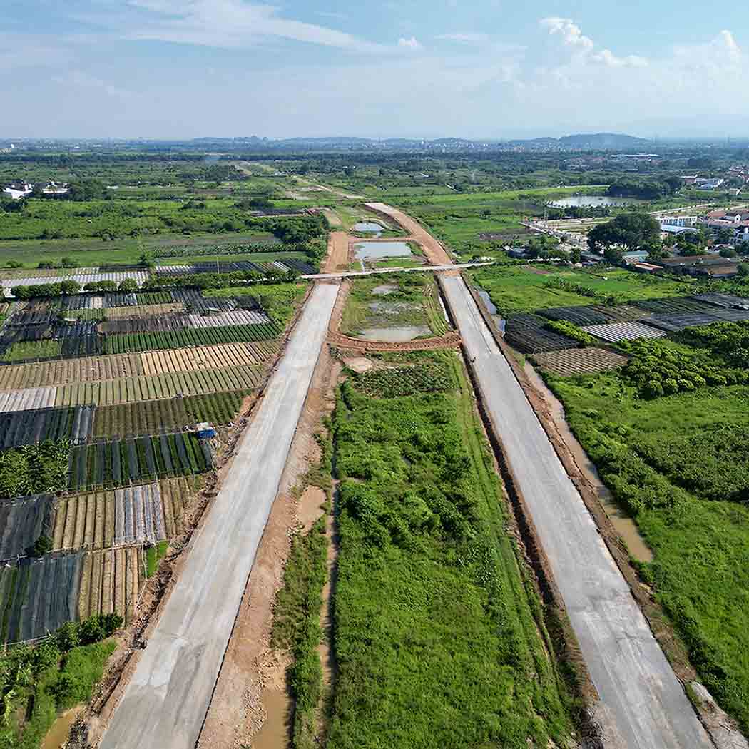 Vành đai 4 đoạn qua xã Tiền Yên (Hoài Đức, Hà Nội) đã thành hình sau 14 tháng thi công. Trên công trường, công nhân vẫn đang làm đường song hành dưới thấp. Ảnh: Hữu Chánh