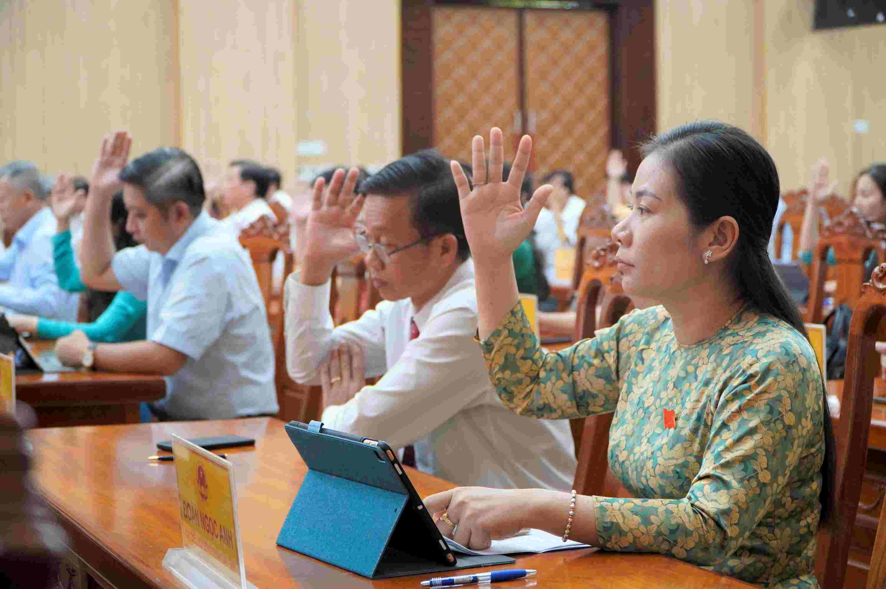 Đại biểu HĐND tỉnh Kiên Giang biểu quyết thông qua dự thảo Nghị quyết điều chỉnh chủ trương đầu tư 2 Dự án xây Trung tâm Y tế. Ảnh: Nguyên Anh