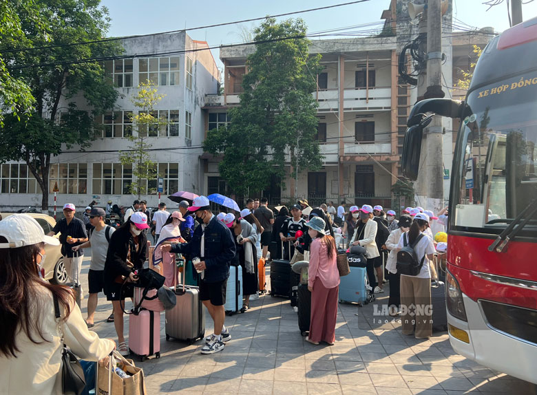 Khách Việt đi tour Trung Quốc đường bộ trong kỳ nghỉ lễ 30.4-1.5.2024. Ảnh: An Vi