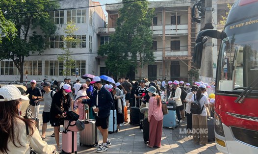 Khách Việt đi tour Trung Quốc đường bộ trong kỳ nghỉ lễ 30.4-1.5.2024. Ảnh: An Vi