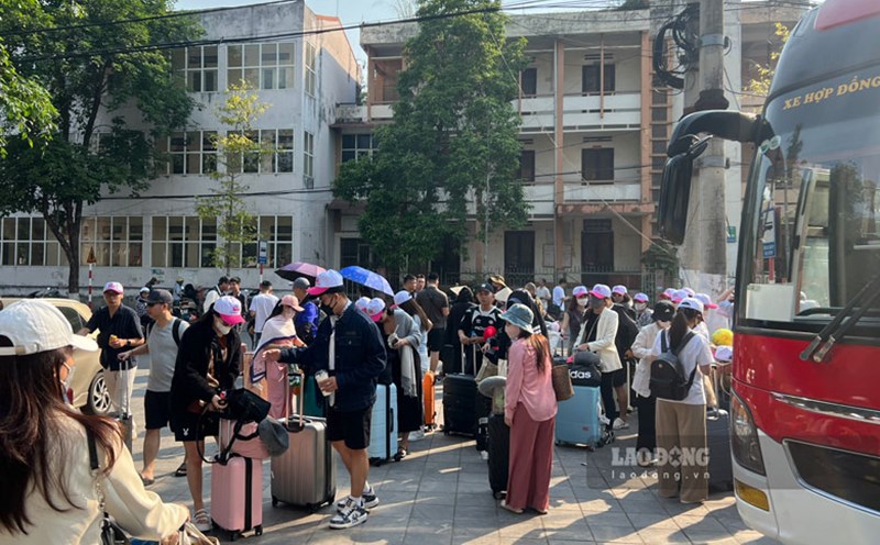 Khách Việt đi tour Trung Quốc đường bộ trong kỳ nghỉ lễ 30.4-1.5.2024. Ảnh: An Vi