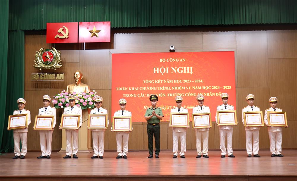 Under the authorization of the President, Deputy Minister Tran Quoc To awarded the title "Outstanding Teacher" to the Teachers. Photo: Information portal of the Ministry of Public Security