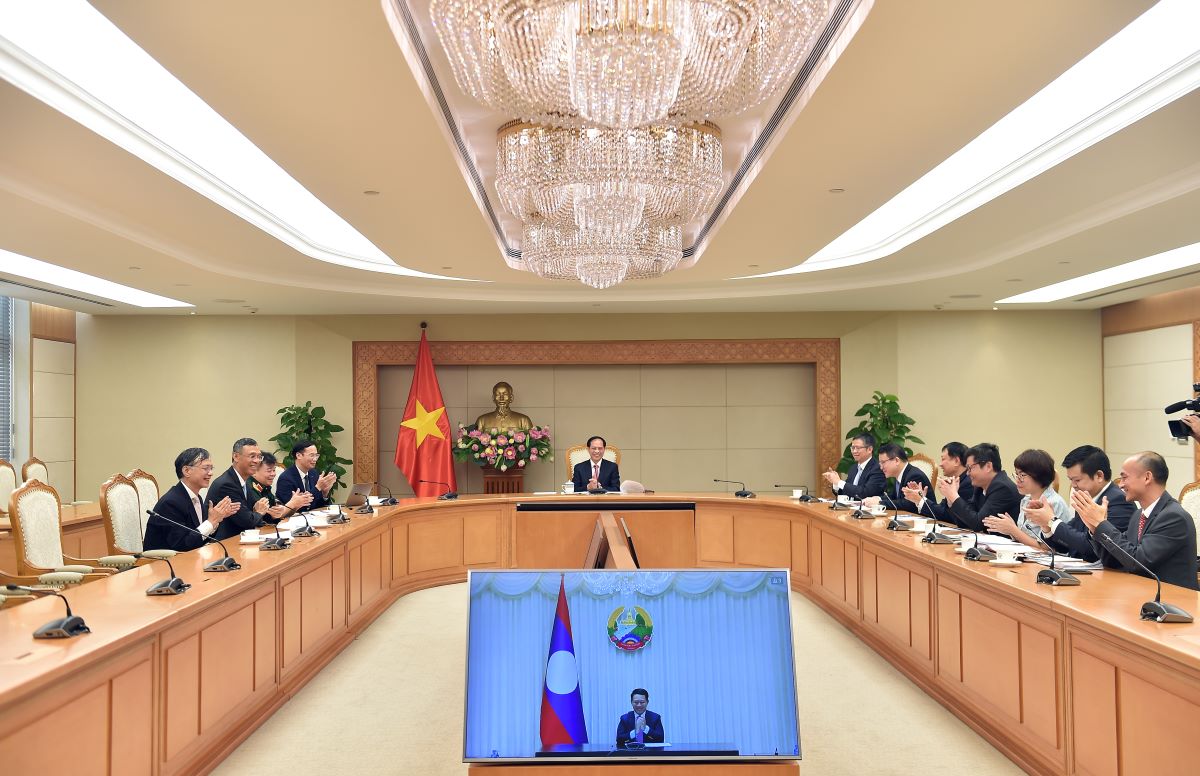Phó Thủ tướng, Bộ trưởng Ngoại giao Bùi Thanh Sơn điện đàm trực tuyến với Phó Thủ tướng, Bộ trưởng Ngoại giao Lào Saleumxay Kommasith. Ảnh: Bộ Ngoại giao