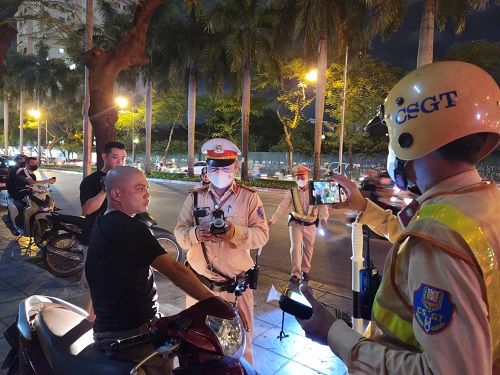 Công an TP. Hà Nội tăng cường xử lý nghiêm các vi phạm trật tự an toàn giao thông. Ảnh: Minh Hạnh