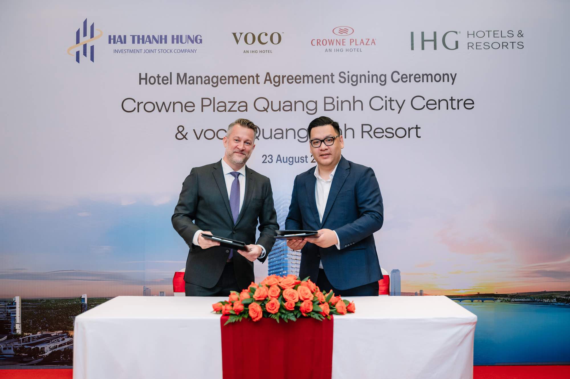 Ông Chris Anklin, Giám đốc cao cấp khối Phát triển của IHG (trái) và Ông Hoàng Tiến Thắng, Tổng Giám đốc Công ty Cổ phần Đầu tư Hải Thành Hưng và Công ty TNHH Đầu tư và Xây dựng Hoàng Gia Việt Nam (phải) ký thỏa ước hợp tác. Ảnh: H. Phi