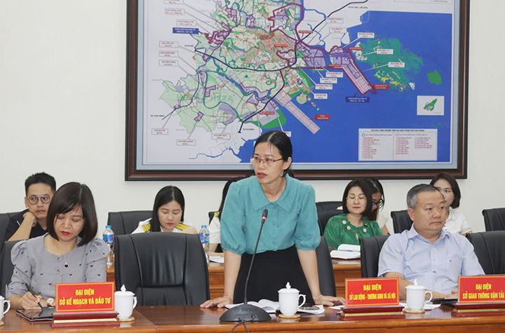 Representatives of Hai Phong departments and branches answered business recommendations. Photo: Dai An