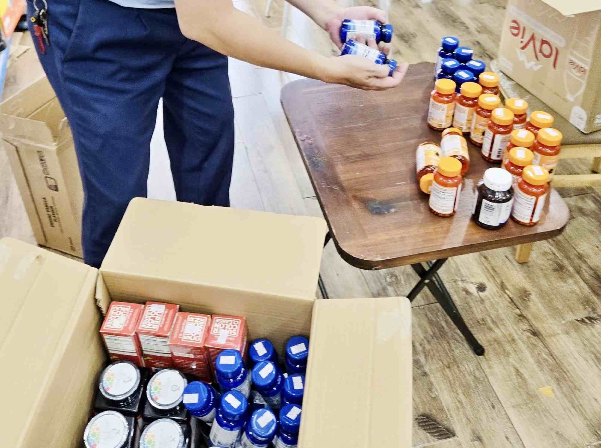 Tạm giữ tang vật vi phạm hành chính là thực phẩm chức năng các loại. Ảnh: Cục QLTTr Đà Nẵng
