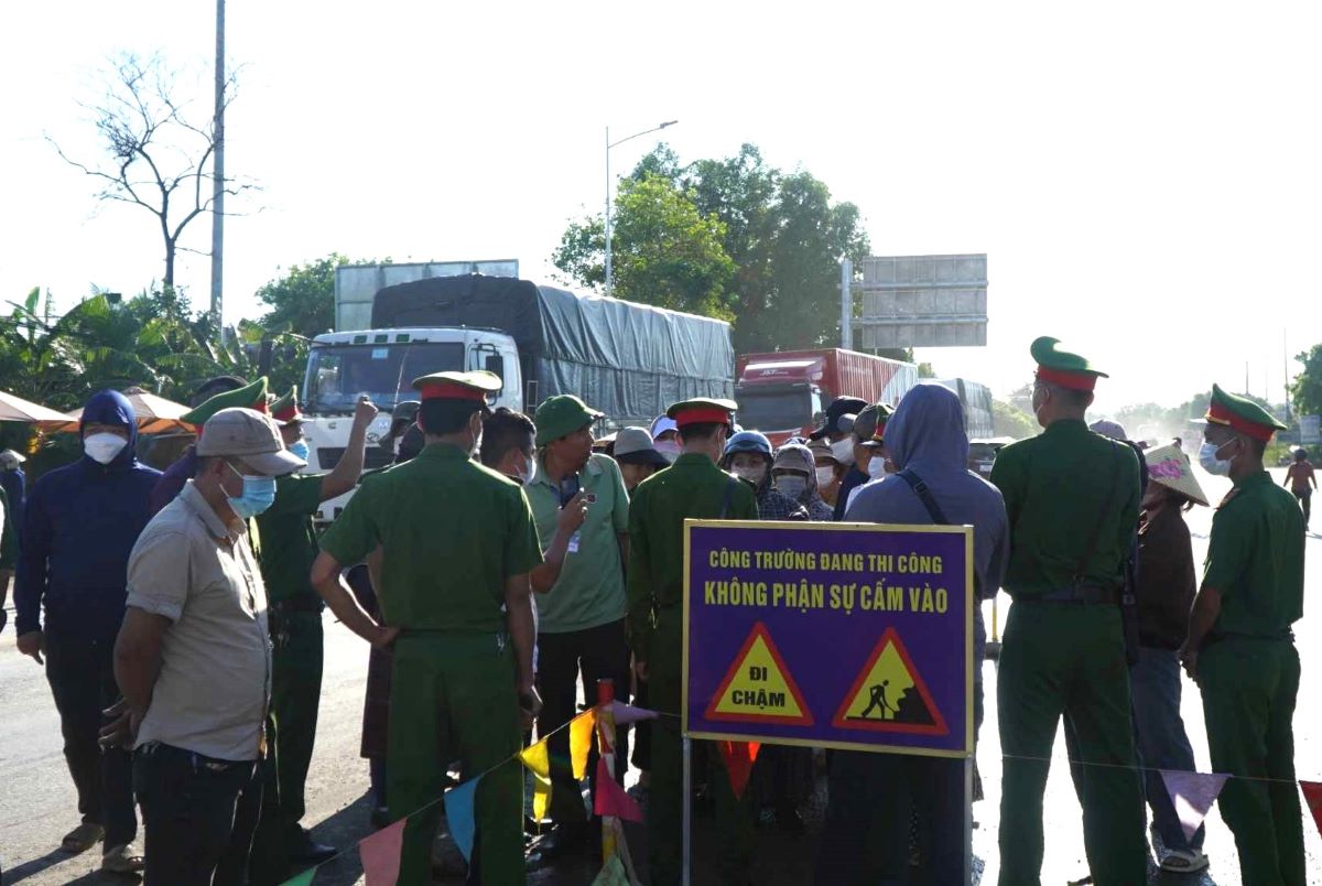 Lực lượng chức năng có mặt tại khu vực thi công cầu Quốc lộ 9 vượt cao tốc để bảo vệ thi công. Ảnh: H.Nguyên.