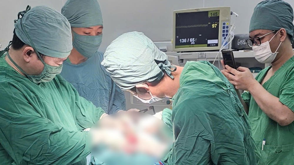 A team of doctors at Can Tho City General Hospital performed surgery on the patient. Photo: BVCC.