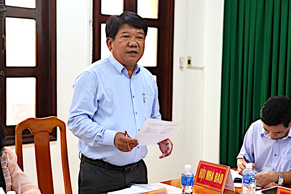 Mr. Nguyen Cong Ly - Vice Chairman of Bac Binh District People's Committee provided information about off-road vehicle activities in Bau Trang. Photo: Duy Tuan