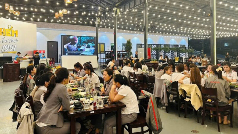 "Trade Union Meal" is an opportunity for union members at the Company's branches to meet, interact, and strengthen solidarity. Photo: H.THANH