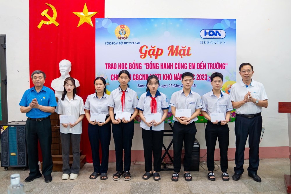 Lãnh đạo Công ty Cổ phần Dệt may Huế tặng học bổng cho con em đoàn viên, người lao động. Ảnh: Nguyễn Tiến Hậu.