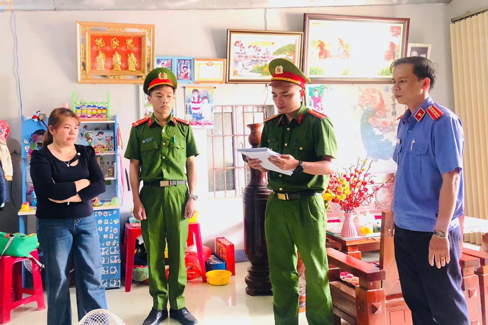 Cơ quan CSĐT Công an tỉnh Phú Yên tống đạt các quyết định đối với Lê Thị Sâm. Ảnh: Công an Phú Yên 