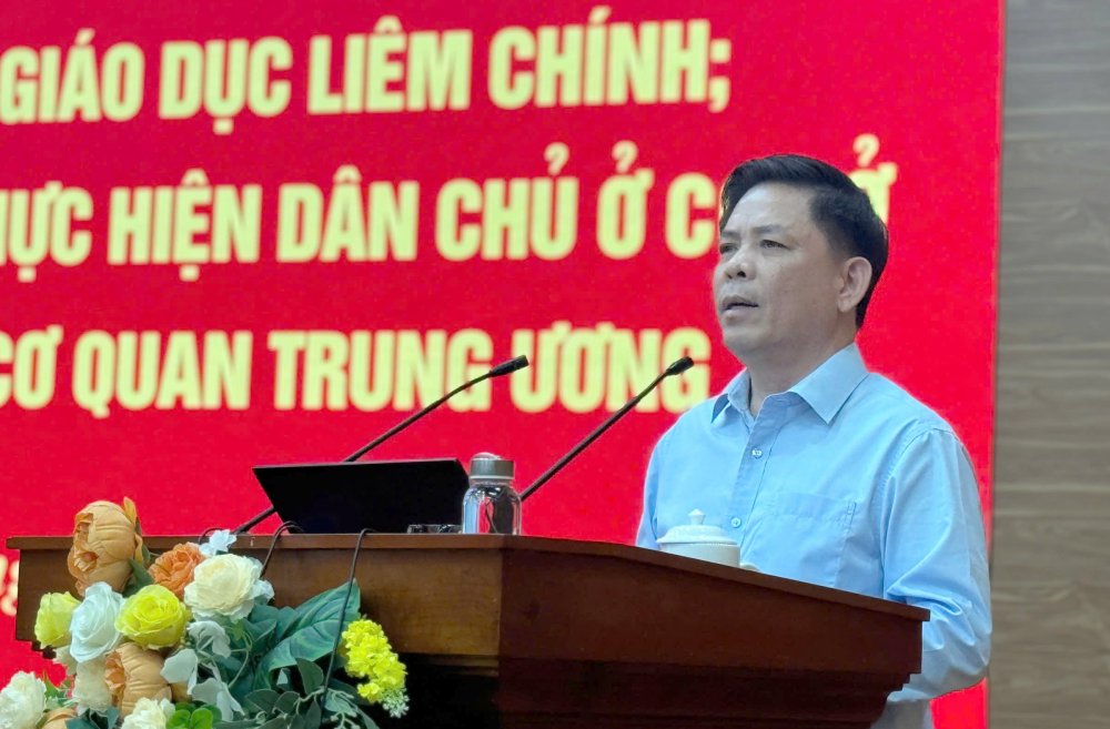 Bí thư Đảng ủy Khối các cơ quan Trung ương Nguyễn Văn Thể nhấn mạnh yêu cầu thực hiện nghiêm việc kê khai tài sản, thu nhập của cán bộ, đảng viên. Ảnh: T.Vương