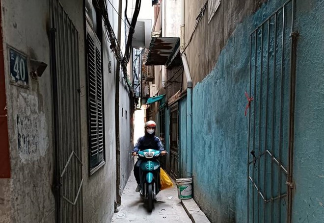 Nhiều căn nhà trong ngõ chật hẹp ở quận Thanh Xuân (Hà Nội) rao bán gần 10 tỉ đồng/căn. Ảnh: Thu Giang