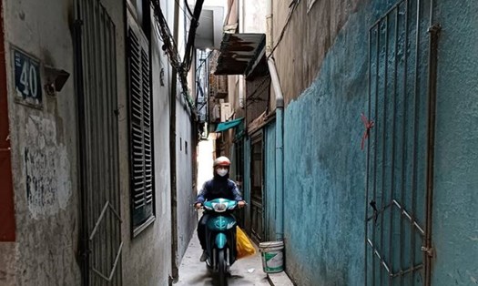 Nhiều căn nhà trong ngõ chật hẹp ở quận Thanh Xuân (Hà Nội) rao bán gần 10 tỉ đồng/căn. Ảnh: Thu Giang