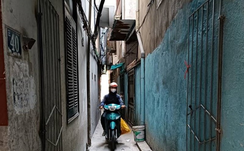 Nhiều căn nhà trong ngõ chật hẹp ở quận Thanh Xuân (Hà Nội) rao bán gần 10 tỉ đồng/căn. Ảnh: Thu Giang