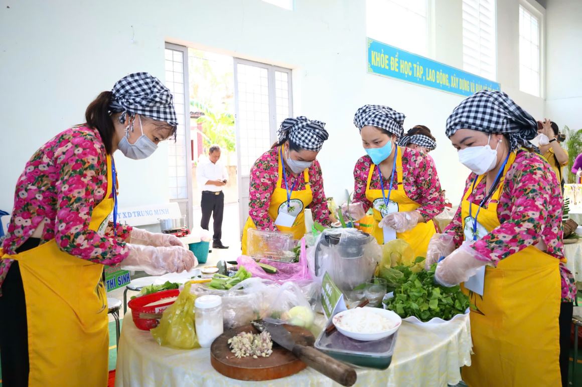 Ms. Nguyen Thi Nhien - Vice Chairwoman of the People's Committee of Cau Ke district (Tra Vinh province) - said that the contest attracted 15 teams to register to participate, displaying and processing over 100 delicious dishes made from Wax coconut.