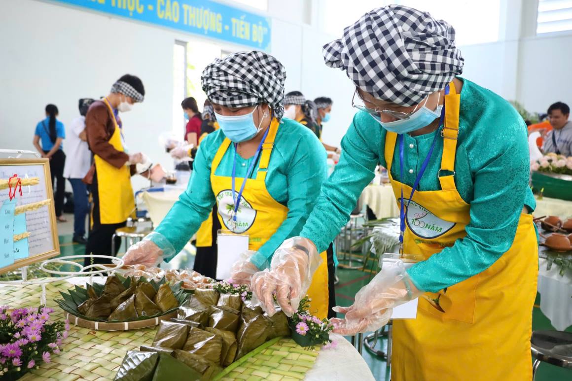 The contest is also an opportunity to discover and promote talent, ingenuity, creativity, and improve aesthetic skills of each contestant in preparing delicious dishes from waxed coconut, enriching products, from That way, you can choose suitable products to put into mass production to create a value chain for Tra Vinh coconut wax products.