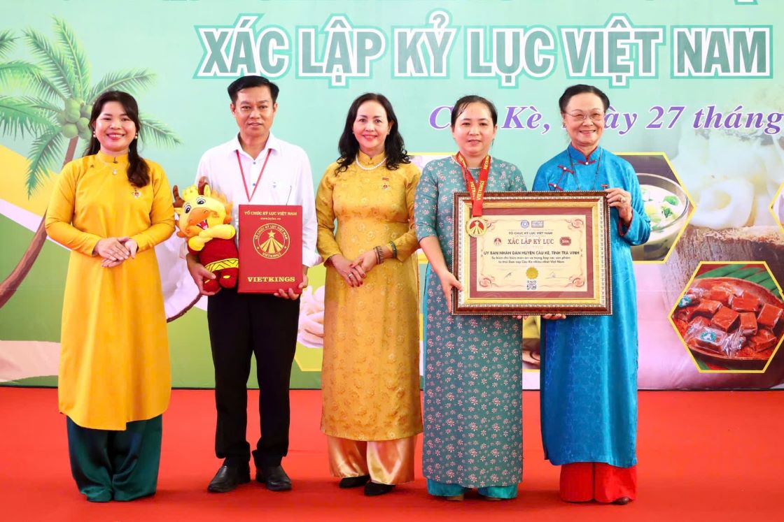 This occasion also set a Vietnamese record with more than 100 delicious dishes made from waxed milk.