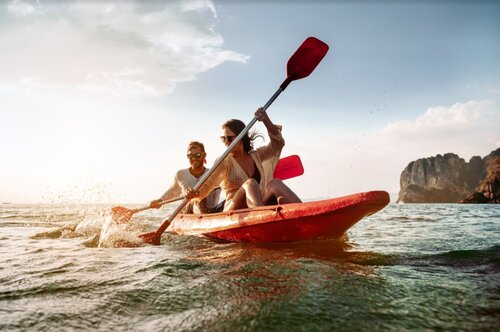 Các cặp đôi có thể lựa chọn trải nghiệm chèo thuyền Kayak trong kỳ nghỉ lễ 2.9 sắp tới. Ảnh: Pixabay