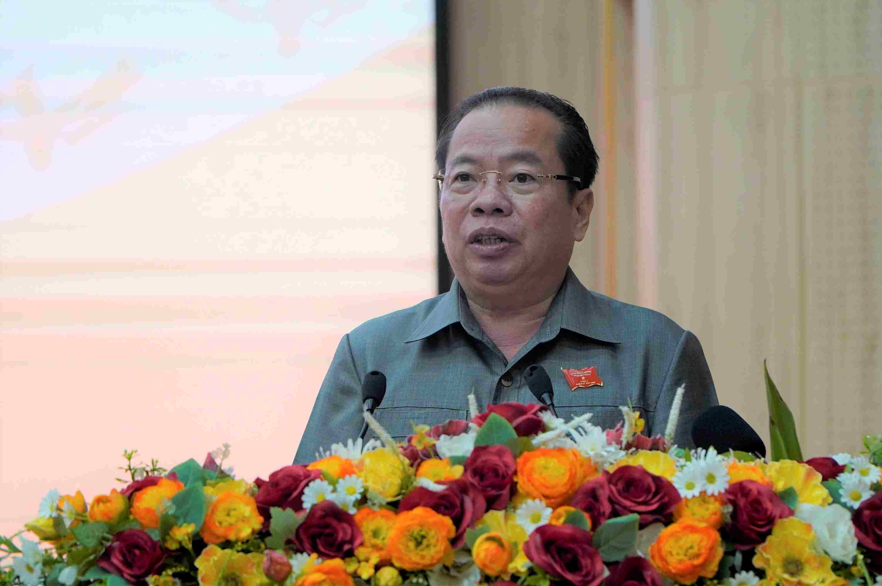 Chủ tịch HĐND tỉnh Kiên Giang Mai Văn Huỳnh gợi ý thảo luận các vấn đề trong đó có kéo dài thời gian thực hiện và giải ngân kế hoạch đầu tư công nguồn vốn ngân sách địa phương. Ảnh: Nguyên Anh