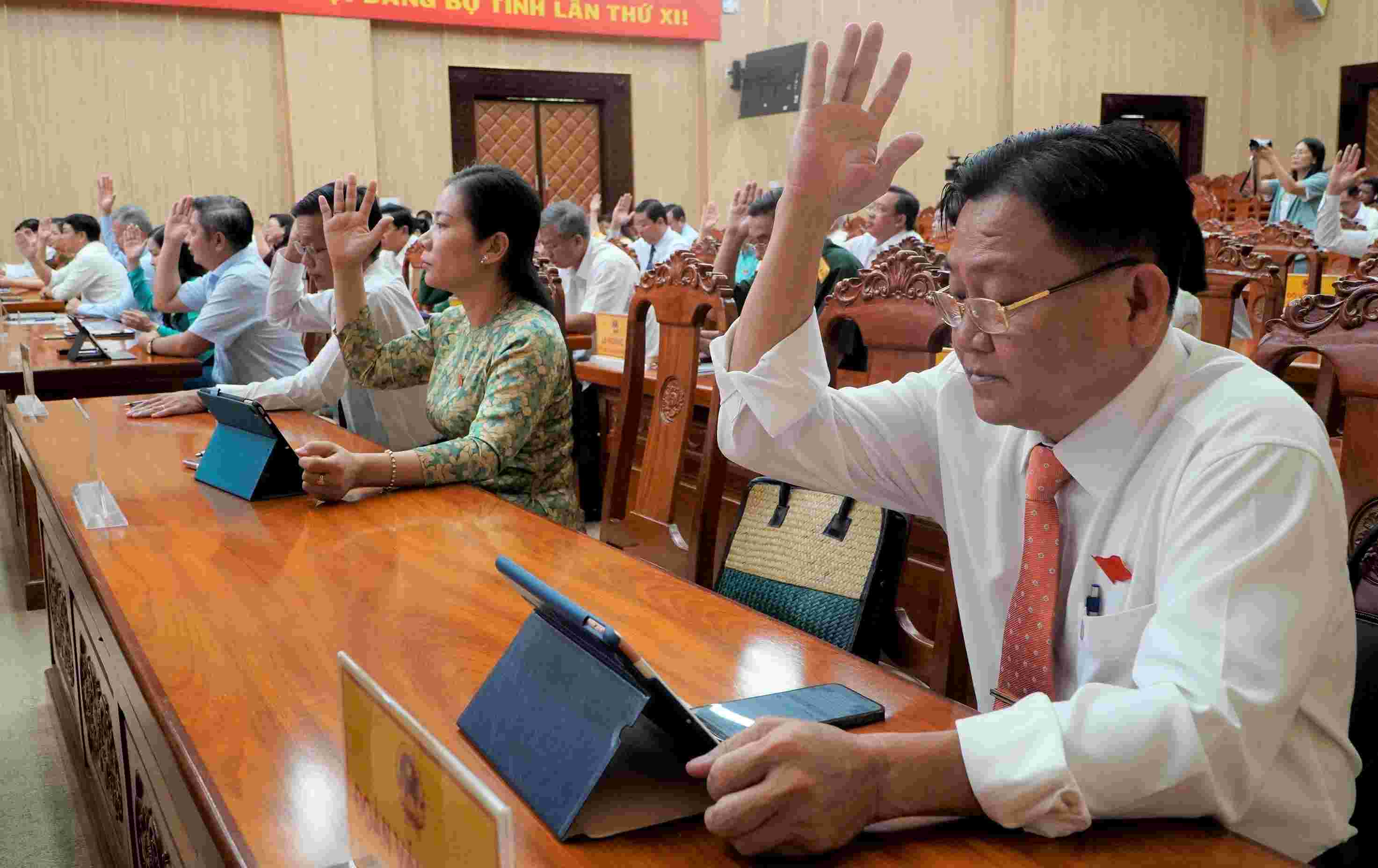 Provincial People's Council delegates voted to approve draft resolutions. Photo: Nguyen Anh