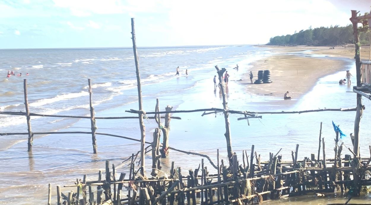 Khu vực bãi tắm tự phát nguy hiểm ở bãi biển Cồn Vành vừa qua liên tiếp xảy ra 2 vụ đuối nước thương tâm. Ảnh: Nam Hồng