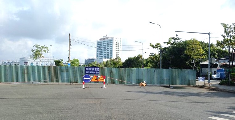 Quảng trường Phan Ngọc Hiển, tỉnh Cà Mau có vốn đầu tư 236 tỉ đồng đang được thi công. Ảnh: Nhật Hồ