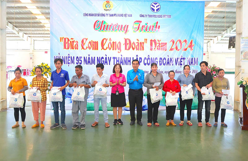 Ban Chấp hành công đoàn cơ sở công ty dành tặng 20 phần quà cho đoàn viên có hoàn cảnh khó khăn hoàn thành tốt nhiệm vụ sản xuất, kinh doanh. Ảnh: Phương Dung