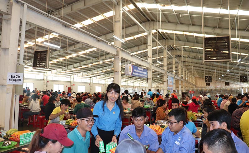 Bà Nguyễn Thị Kim Liên - Ủy viên Đoàn Chủ tịch Tổng Liên đoàn Lao động, Chủ tịch Công đoàn Khu kinh tế Tây Ninh cùng công nhân lao động Công ty TNHH Pou Hung Việt Nam tại Bữa cơm Công đoàn. Ảnh: Phương Dung