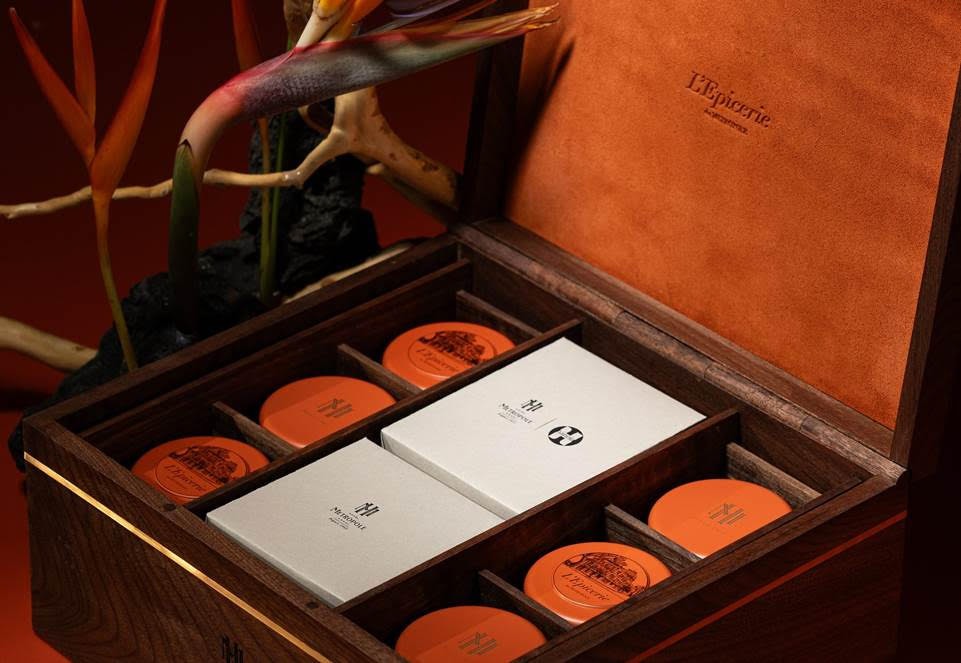 The limited edition super VIP mooncake box with Emperor lotus tea and Hanoia lacquer tea box costs 19.9 million VND. Photo: Anh Tuan