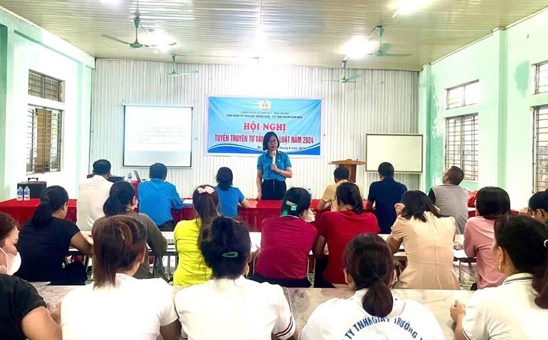 Improving legal knowledge and industrial cultural lifestyle for workers of Hanoi Textile and Garment industry in mountainous communes. Photo: CDN