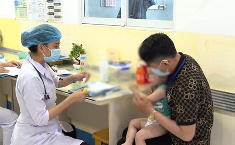 Bệnh nhi nhập viện để điều trị bệnh sởi. Ảnh: Nguyễn Ly