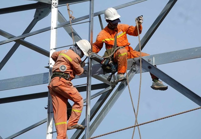 Workers are working on the construction site of 500kV circuit 3 line. Photo: Tran Tuan