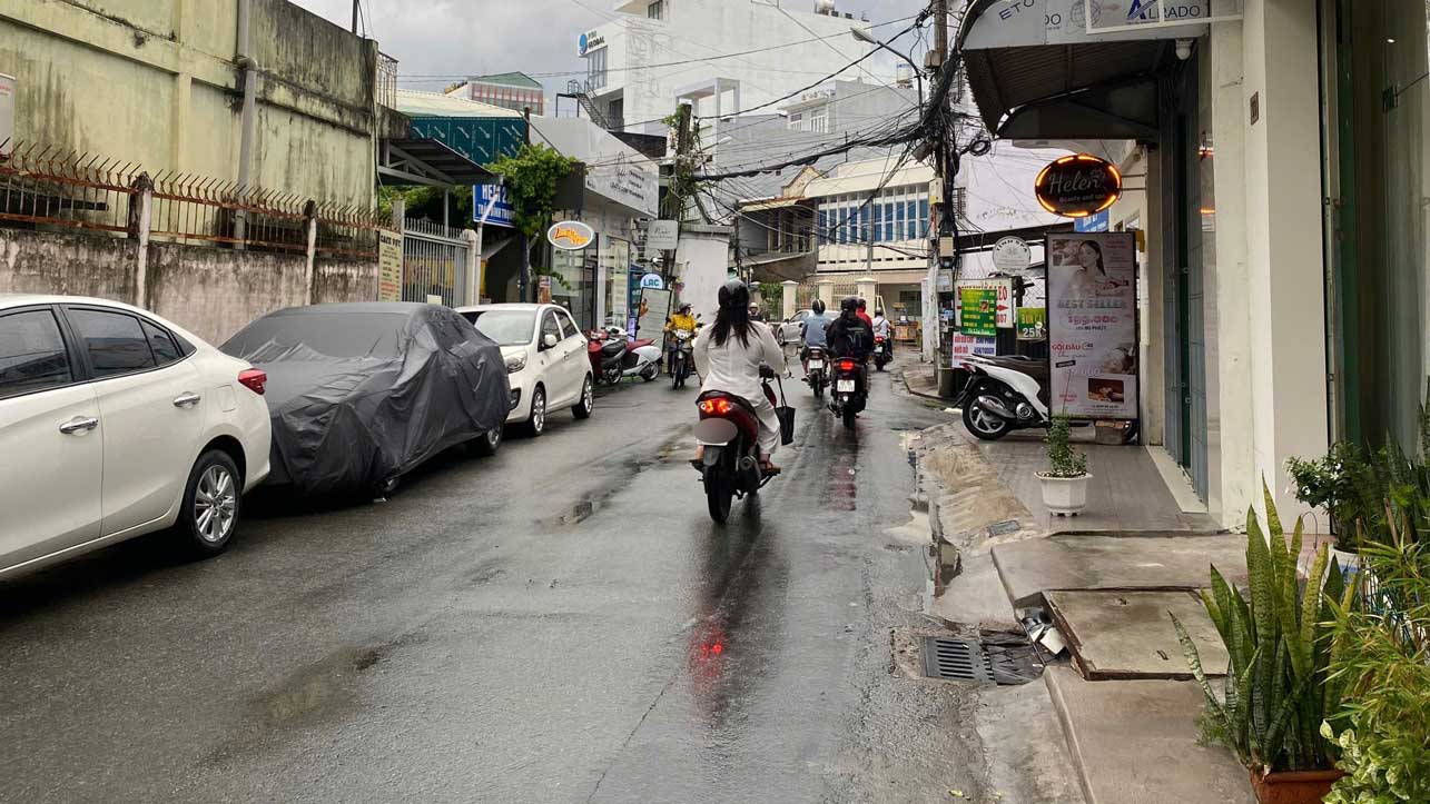 Mặt bằng trong hẻm, dọc bờ kè được săn đón. Ảnh: Mỹ Ly