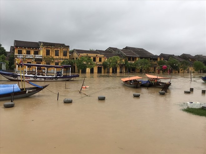 Mưa to gây ngập lụt ở phố cổ Hội An. Ảnh: Thanh Chung