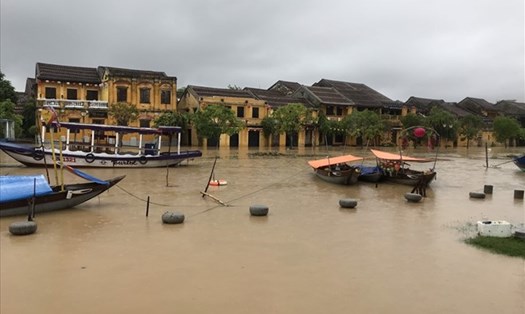 Mưa to gây ngập lụt ở phố cổ Hội An. Ảnh: Thanh Chung