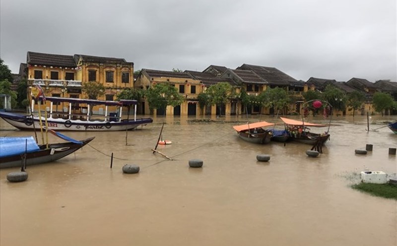 Mưa to gây ngập lụt ở phố cổ Hội An. Ảnh: Thanh Chung