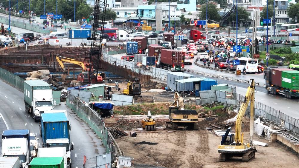 The An Phu intersection construction project has an investment capital of 3,408 billion VND with a construction scale of 3 floors. The project has a 10-12 lane road, 3 tunnels with 4 two-way lanes, and overpasses with each branch having 2 lanes. Photo: Mr. Tu