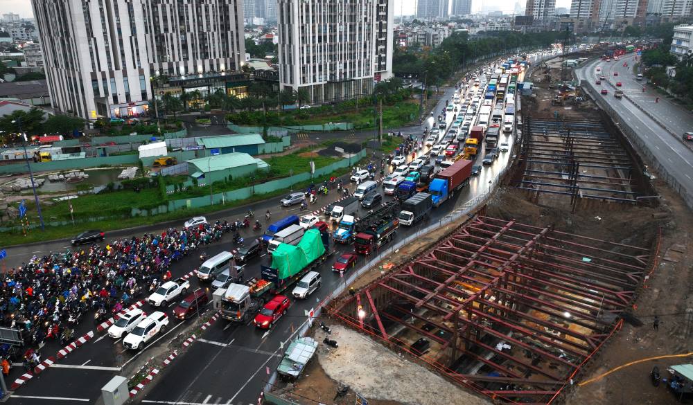 Cars line up through An Phu intersection (Thu Duc City). Photo: Mr. Tu