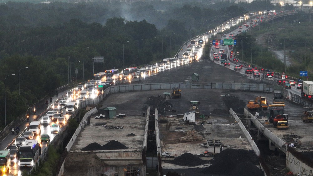 Meanwhile, at the Ho Chi Minh City - Long Thanh - Dau Giay expressway and Song Hanh road, there was also a traffic jam extending from Do Xuan Hop intersection about 2km away. Photo: Mr. Tu