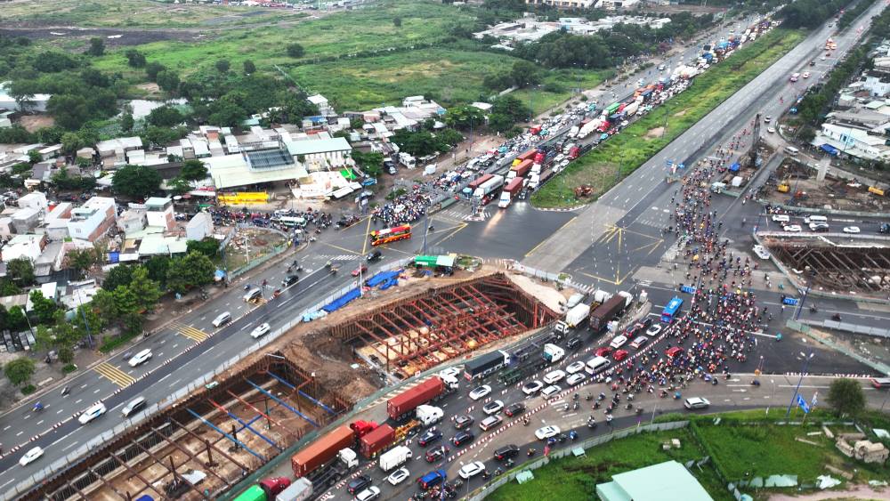 An Phu is an important intersection, especially at the eastern gateway of Ho Chi Minh City, with the starting point of the Ho Chi Minh City - Long Thanh - Dau Giay expressway connecting to main roads, so there is often a situation of "dragon and snake" traffic. ” following each other during rush hour. Photo: Mr. Tu