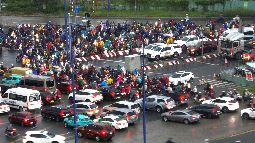 The afternoon rain at rush hour caused heavy congestion at the An Phu intersection. Photo: Mr. Tu