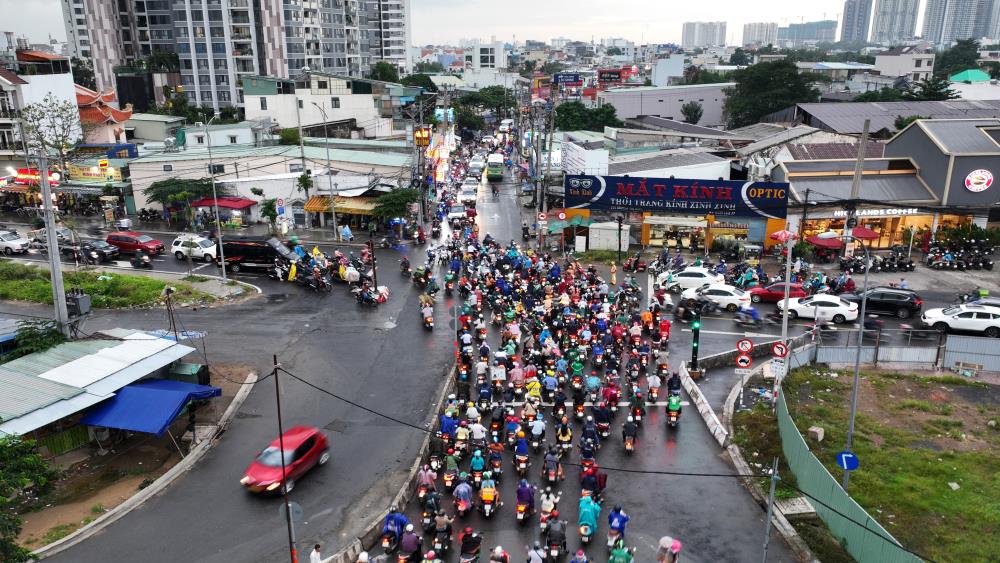 Nguyen Thi Dinh - Song Hanh intersection is congested for a long time. Photo: Mr. Tu