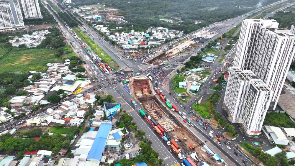 In 2024, at least 3 important bidding packages of this project will be completed. These are the Ba Dat bridge package (expected to be completed on August 30), the Giong Ong To 2 bridge package (completed on September 30), and the opening of the HC1 underpass on the Ho Chi Minh City - Long Thanh expressway. - Dau Giay leads to Mai Chi Tho (expected at the end of the year). According to the previously proposed plan, the entire project will be completed on April 30, 2025. However, during the construction process, this project still encountered certain difficulties in terms of site, construction and maintaining traffic organization, so the schedule had to be delayed. Photo: Mr. Tu